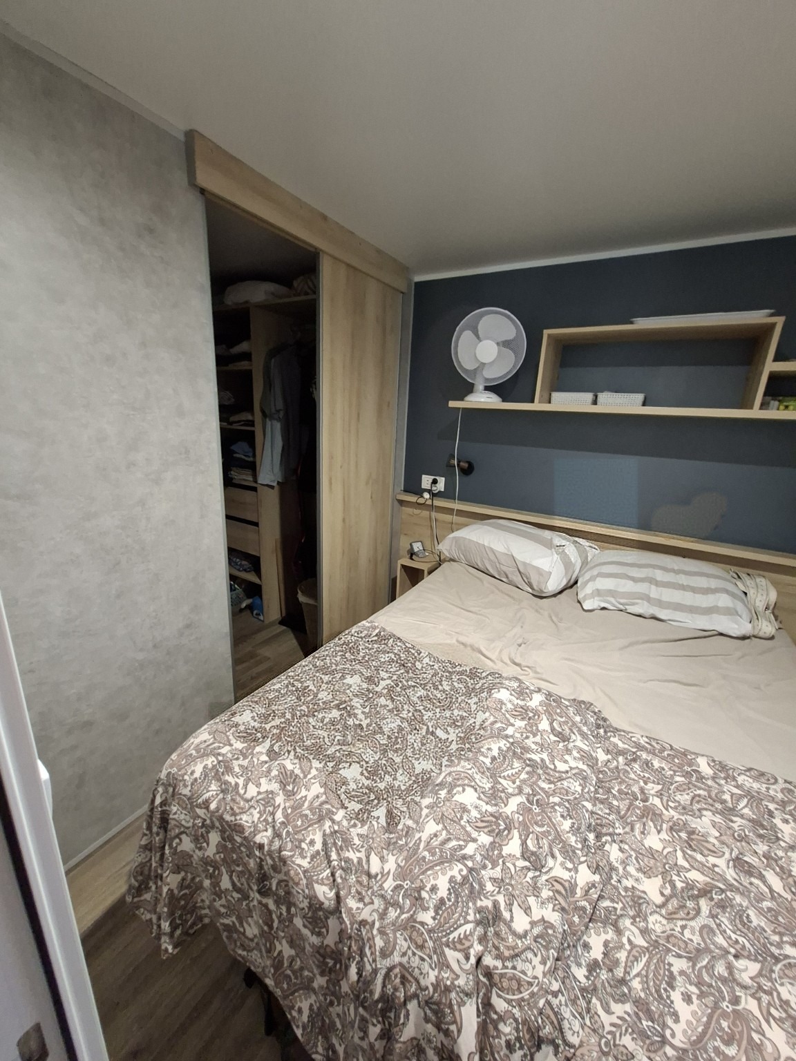 Hoofdslaapkamer met tweepersoonsbed