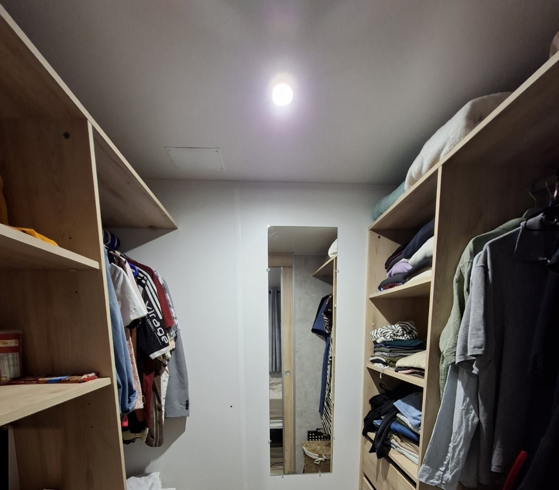 Inloopkast bij de hoofdslaapkamer